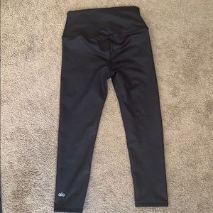 Alo Airlift Capri Legging - Glossy Black